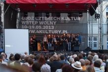 Karsten Troyke i studenci Szkoły Filmowej śpiewali w jidysz na ul. Piotrkowskiej